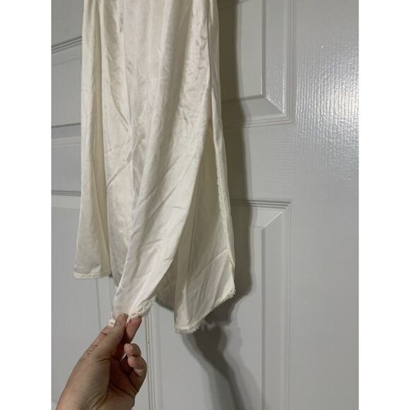 Vintage Half Slip Lace Trim High Side Slit Size Medium 23.5 Length 100% Nylon - Picture 2 of 7